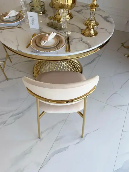 Designerskie Krzesło Julia – Złoto i Beż prezentowane z tyłu. Aranżacja nowoczesnego wnętrza od Primavera Home.