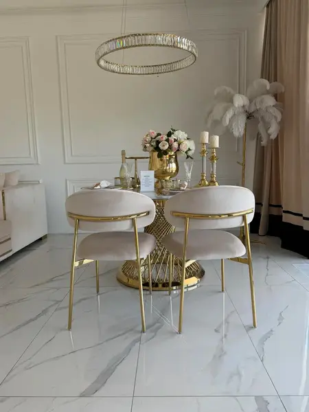 Designerskie Krzesło Julia – Złoto i Beż w aranżacji nowoczesnego salonu. Meble na zamówienie od Primavera Home.