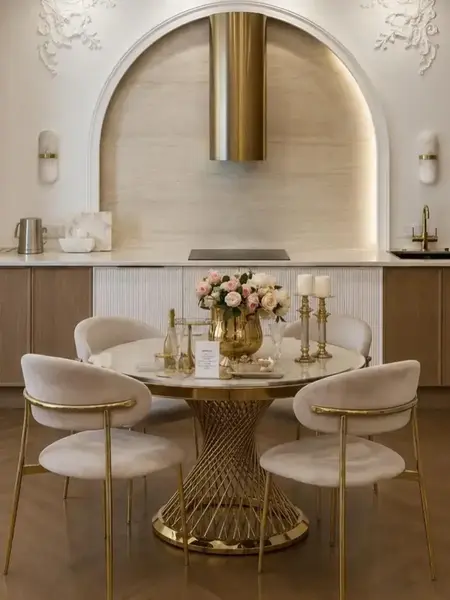 Designerskie Krzesło Julia – Złoto i Beż z widokiem na wnętrze. Ekspozycja w salonie od Primavera Home.