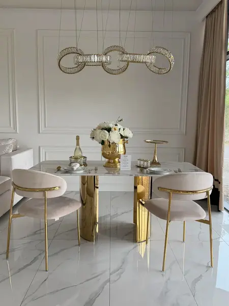 Designerskie Krzesło Julia – Złoto i Beż w zbliżeniu, ukazując tkaninę. Aranżacja nowoczesnego wnętrza od Primavera Home.