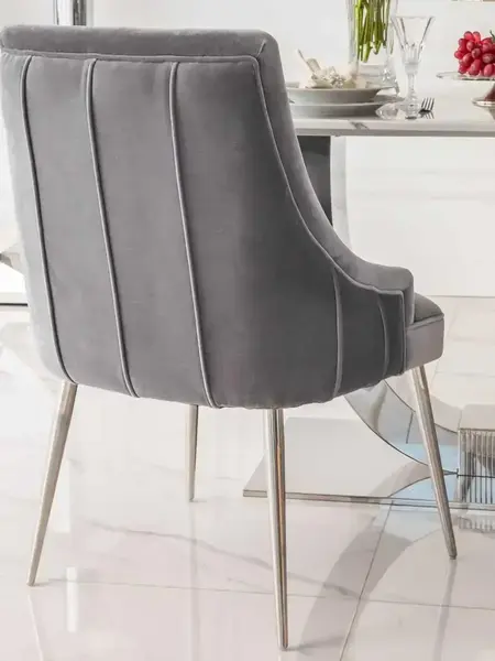 Zestawienie krzesła DIANA Glamour z innymi elementami dekoracyjnymi w salonie. Ekspozycja w salonie od Primavera Home.