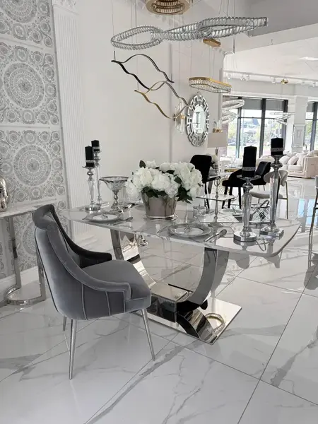 Nowoczesna aranżacja z krzesłem DIANA Glamour, tworząca elegancki klimat. Ekspozycja w salonie od Primavera Home.