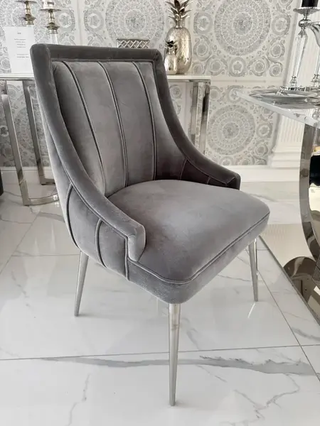Zbliżenie na krzesło DIANA Glamour, podkreślające jego stylowy design. Meble na zamówienie od Primavera Home.
