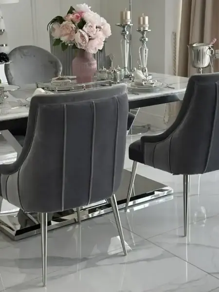 Zbliżenie na tapicerkę krzesła DIANA Glamour, ukazujące jej elegancki splot. Ekspozycja w salonie od Primavera Home.