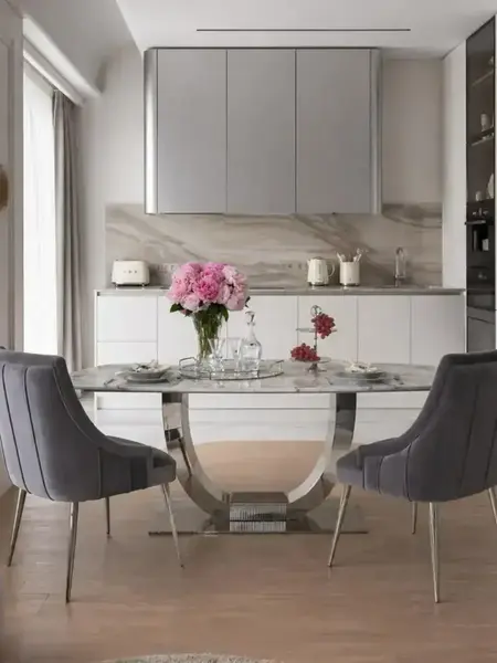 Promienisty widok na krzesło DIANA Glamour, eksponujące jego elegancję. Meble na zamówienie od Primavera Home.