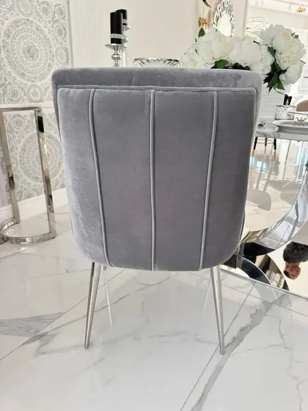 Perspektywiczne ujęcie krzesła DIANA Glamour w przestrzeni biurowej. Ekspozycja w salonie od Primavera Home.