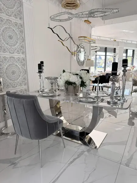 Krzesło DIANA Glamour zestawione z dodatkami w eleganckiej przestrzeni. Aranżacja nowoczesnego wnętrza od Primavera Home.