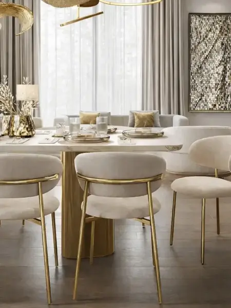 Designerskie Krzesło Julia – Złoto i Beż na tle dzieła sztuki, podkreślające jego elegancję. Meble na zamówienie od Primavera Home.