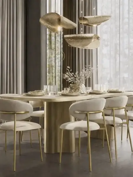 Designerskie Krzesło Julia – Złoto i Beż na tle innego mebla, tworzące harmonijną całość. Aranżacja nowoczesnego wnętrza od Primavera Home.