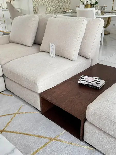 Nowoczesny narożnik modułowy wygodna aksamitna kanapa w stylu włoskim FIGARO w ujęciu z przodu. Eksplozja nowoczesnego designu w aranżacji salonu od Primavera Home.