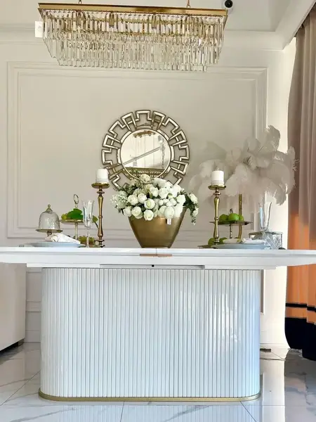 Stół w ekspozycji sklepowej, prezentujący elegancki styl. Biały Stół Rozkładany Palermo Wysoki Połysk od Primavera Home.