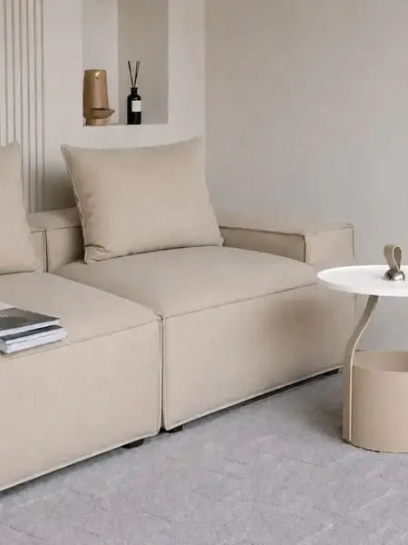 Stolik kawowy w ekspozycji z dodatkami, uzupełniając nowoczesny styl od Primavera Home.