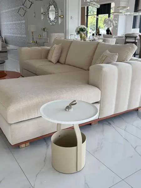 Model z blatem, który stanowi esencję nowoczesnego stylu w przestrzeni od Primavera Home.