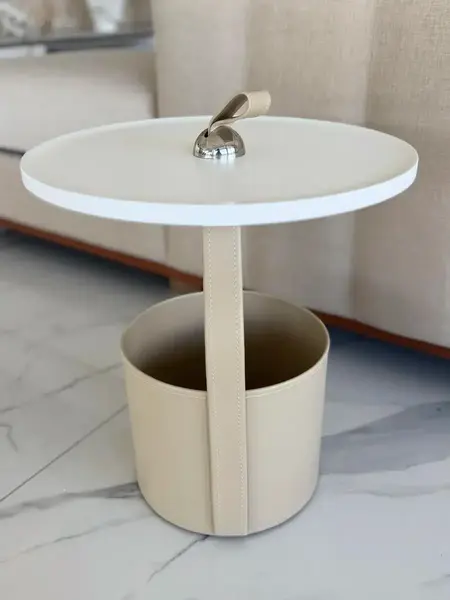 Stolik kawowy w stylowej przestrzeni, odzwierciedlający elegancję i nowoczesność od Primavera Home.
