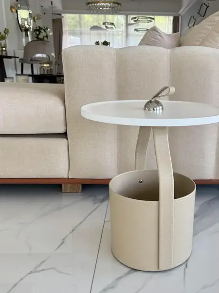 Bliskie ujęcie na stolik kawowy, eksponujące jego jakość i design od Primavera Home.