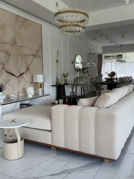 Salonowa perspektywa z stolikiem kawowym w centrum, ukazująca przestrzeń od Primavera Home.