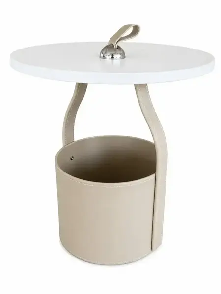 Stolik kawowy w salonie z przemyślaną aranżacją, podkreślając jego design od Primavera Home.