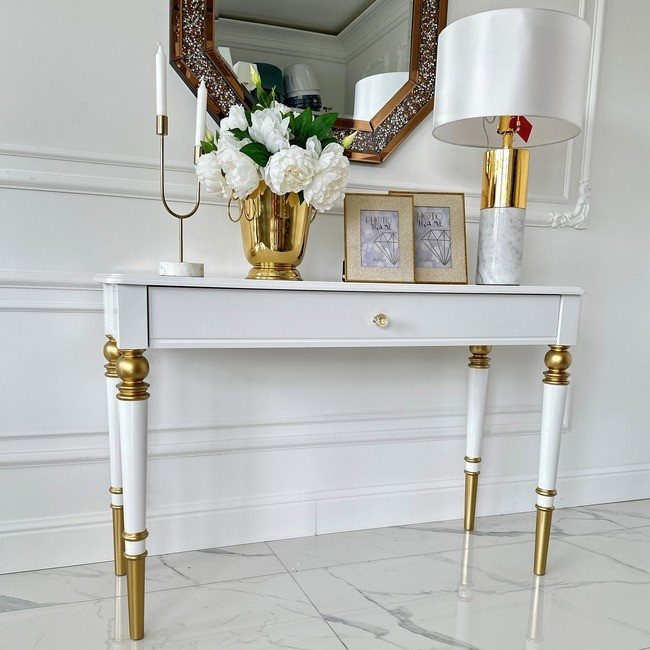 Glamorous, New York style, high gloss, luxurious, stylish Queen console 