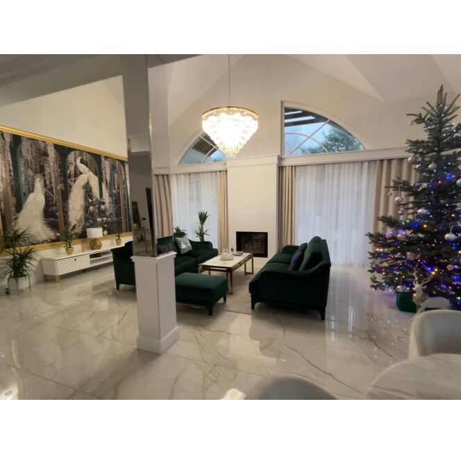 NEW YORK STYLE WITH GOLD ELEMENTS