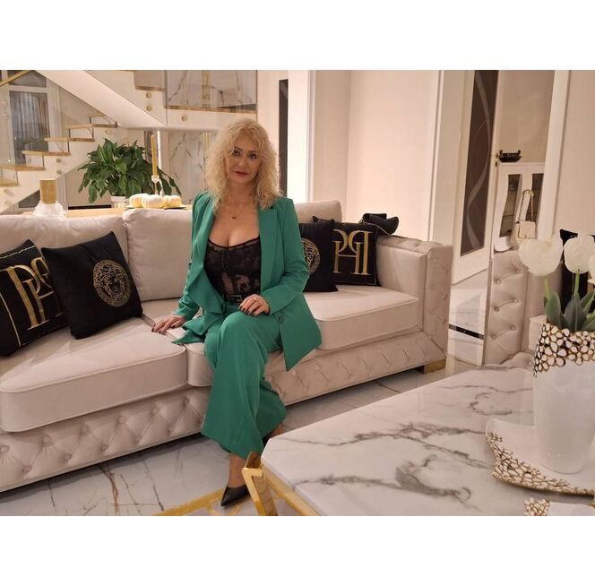 GLAMOR INTERIOR IN GOLD EDITION