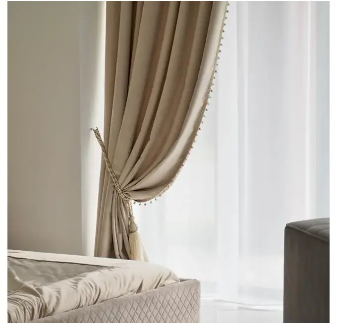 How to choose curtains and drapes for a glamorous interior?