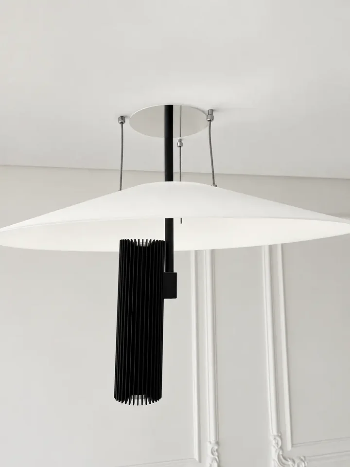 Designerska Lampa Wisząca Plater Czarna Nowoczesna Premium w aranżacji nowoczesnego salonu. Ekspozycja w salonie od Primavera Home.