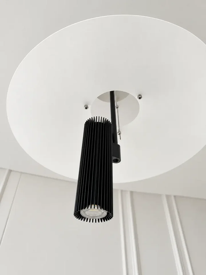 Designerska Lampa Wisząca Plater Czarna Nowoczesna Premium z bliska. Aranżacja nowoczesnego wnętrza od Primavera Home.