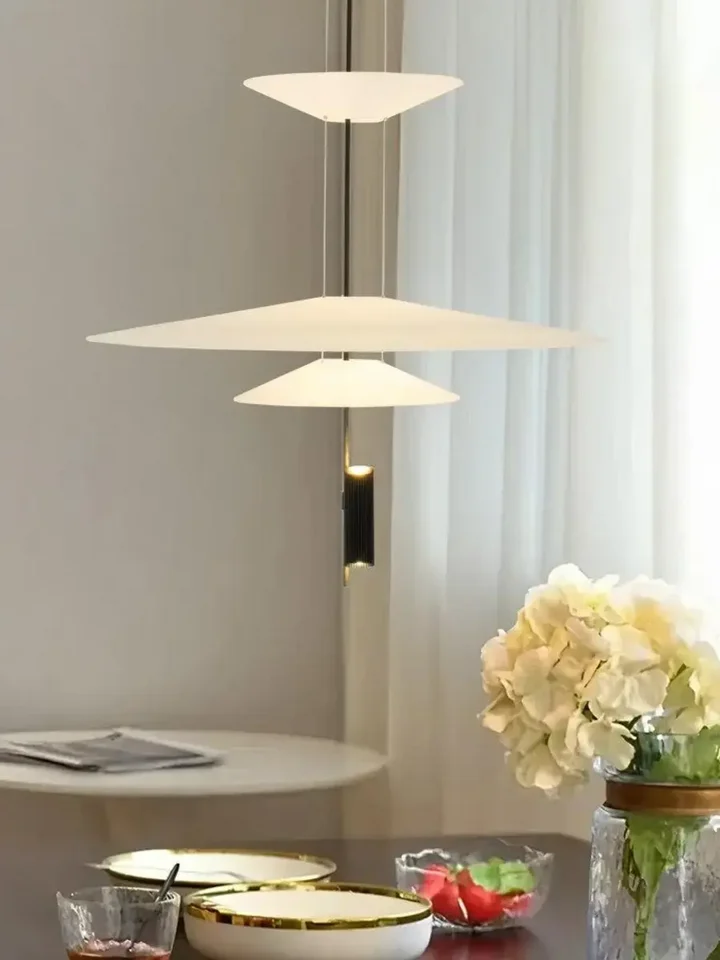 Ciekawe perspektywiczne ujęcie Designerskiej Lampy Wiszącej Plater Czarna Nowoczesna Premium. Ekspozycja w salonie od Primavera Home.