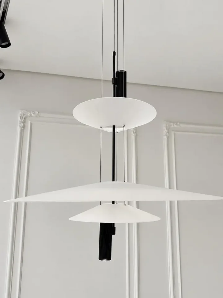 Stylowa ekspozycja Designerskiej Lampy Wiszącej Plater Czarna Nowoczesna Premium w jasnym wnętrzu. Detal wykończenia od Primavera Home.