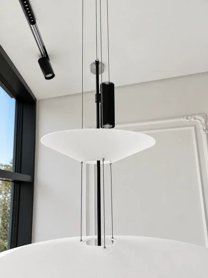 Perspektywiczne ujęcie Designerskiej Lampy Wiszącej Plater Czarna Nowoczesna Premium. Aranżacja nowoczesnego wnętrza od Primavera Home.