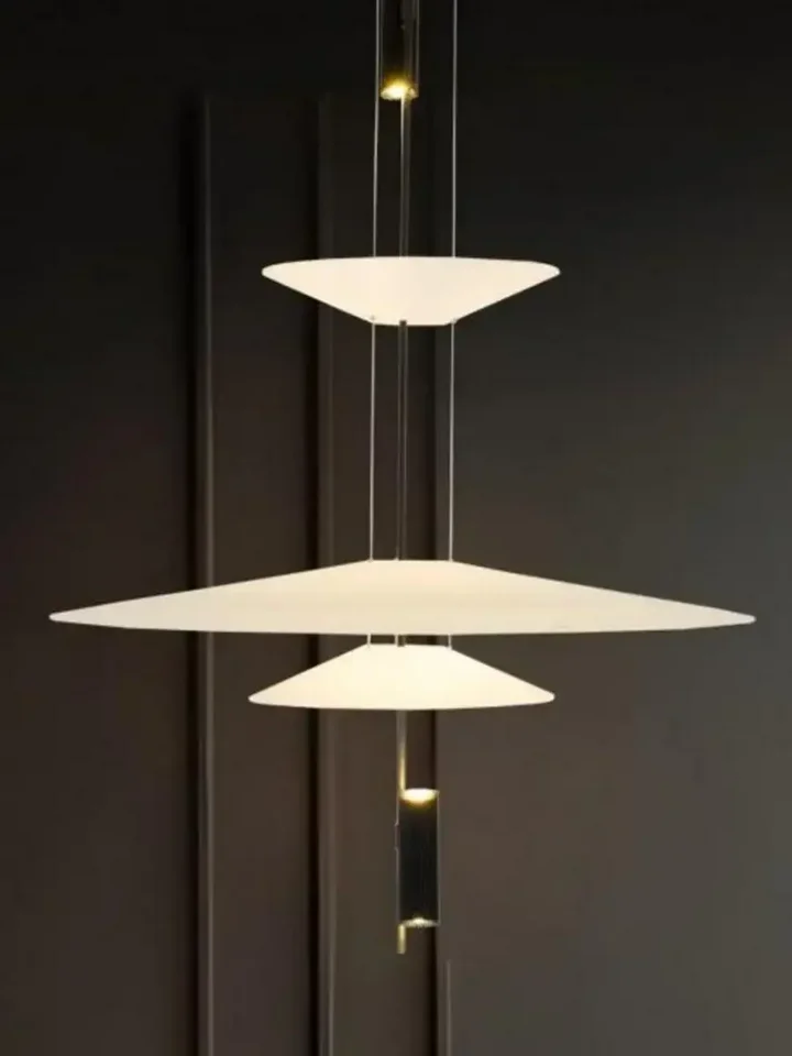 Ujęcie Designerskiej Lampy Wiszącej Plater Czarna Nowoczesna Premium w nowoczesnej kuchni. Ekspozycja w salonie od Primavera Home.