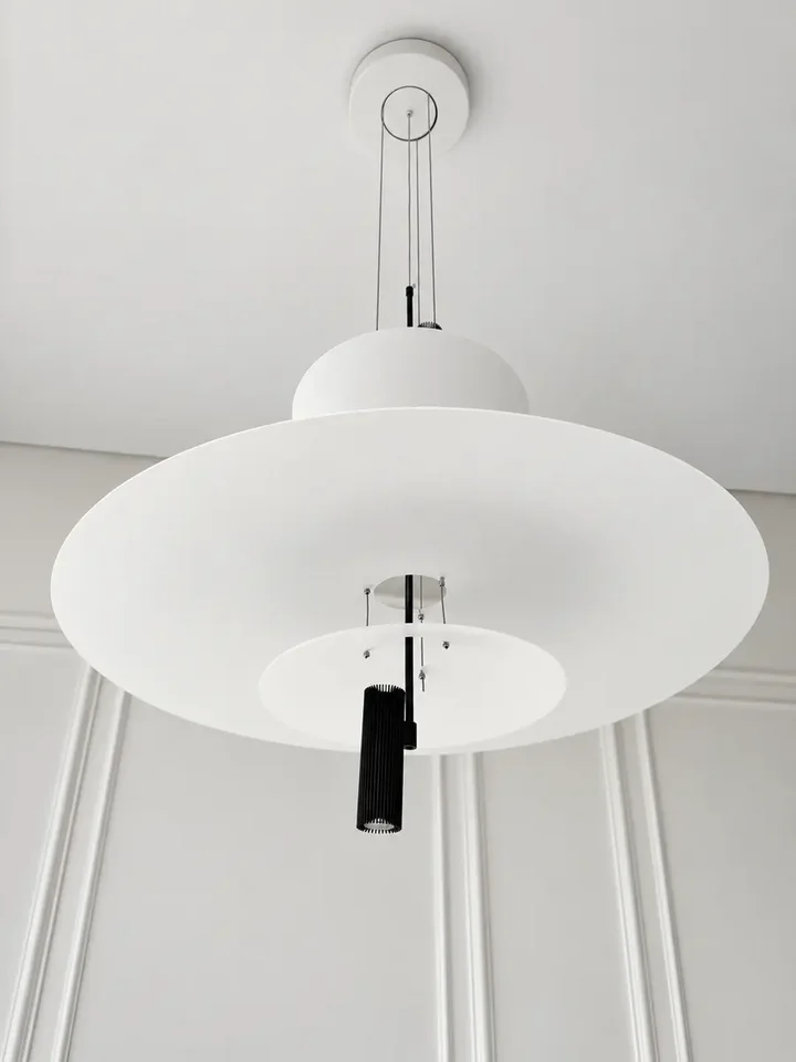 Designerska Lampa Wisząca Plater Czarna Nowoczesna Premium ukazana z boku. Detal wykończenia od Primavera Home.