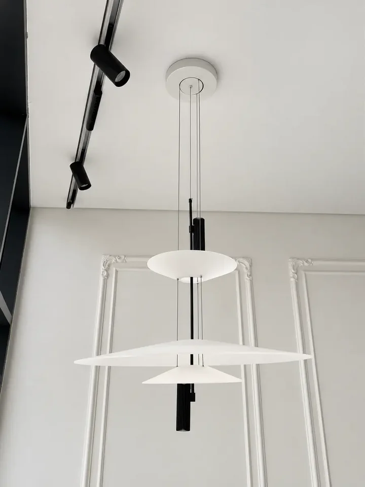 Detale Designerskiej Lampy Wiszącej Plater Czarna Nowoczesna Premium w zbliżeniu. Meble na zamówienie od Primavera Home.