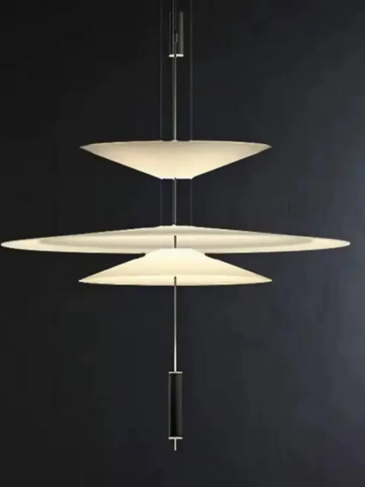 Rozproszone światło Designerskiej Lampy Wiszącej Plater Czarna Nowoczesna Premium w aranżowanym wnętrzu. Ekspozycja w salonie od Primavera Home.