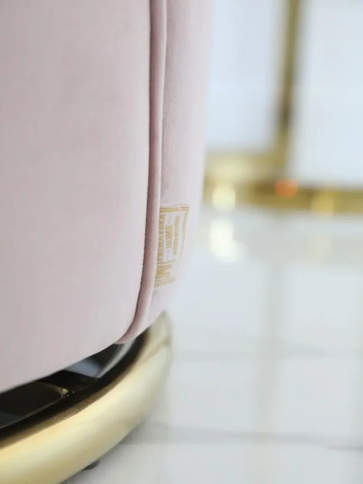 Fotel FLOWER Różowy Złoty w ciemnym wnętrzu. Elegancja w każdym detalu od Primavera Home.