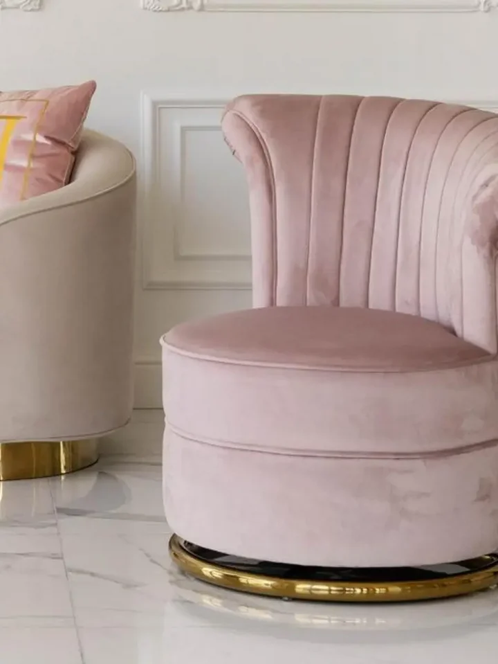 Fotel FLOWER Różowy Złoty widok z dolnej perspektywy. Elegancka forma w nowoczesnym stylu od Primavera Home.