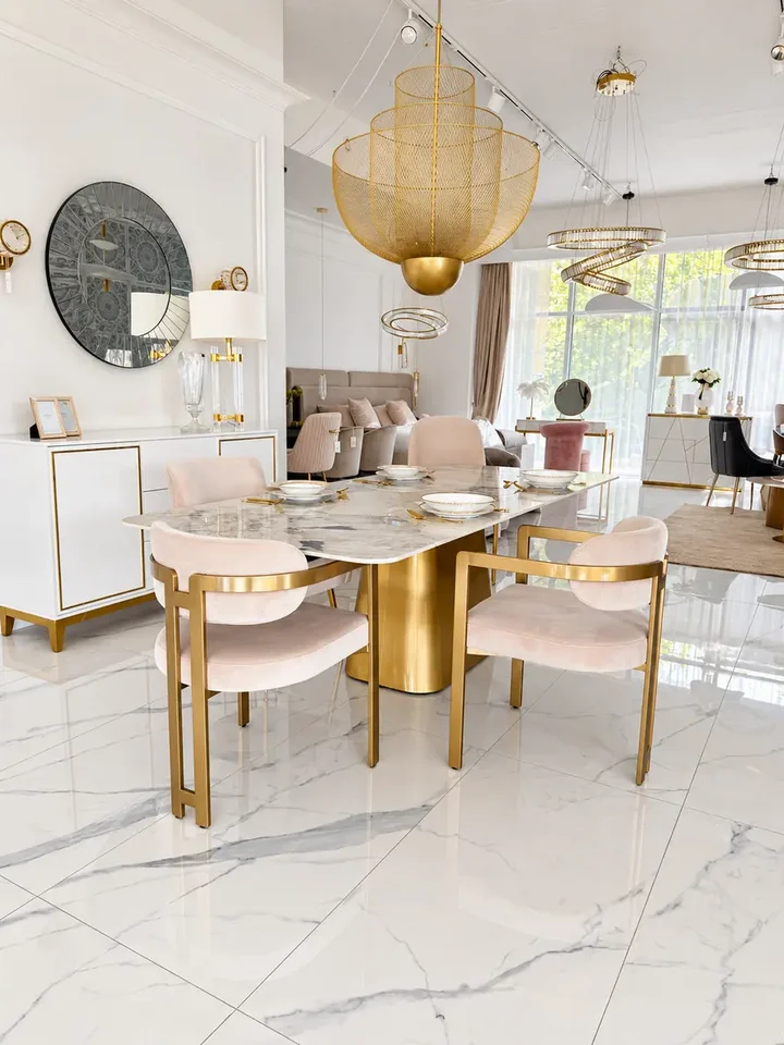 Designerskie Krzesło Romeo – Styl Włoski w perspektywie z innymi meblami. Meble na zamówienie od Primavera Home.
