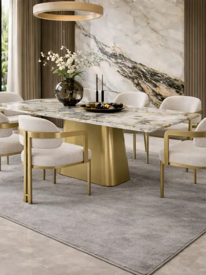 Designerskie Krzesło Romeo – Styl Włoski w efektownym ustawieniu, podkreślającym jego styl. Aranżacja nowoczesnego wnętrza od Primavera Home.