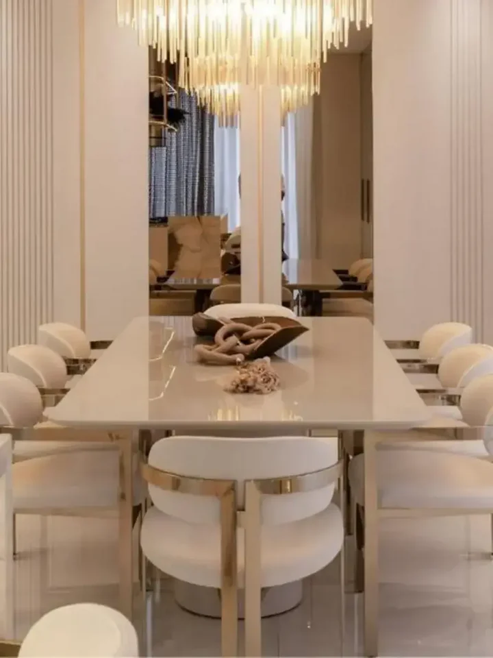 Designerskie Krzesło Romeo – Styl Włoski w wspólnej aranżacji ze stolikiem. Ekspozycja w salonie od Primavera Home.