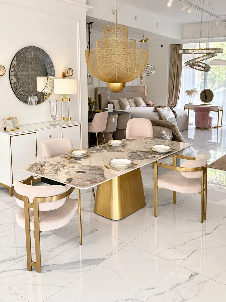 Designerskie Krzesło Romeo – Styl Włoski widok z dolnej strony, eksponujący materiał. Detal wykończenia od Primavera Home.