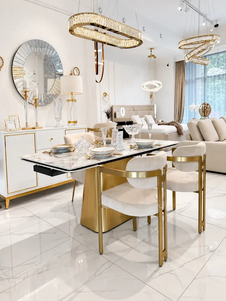 Designerskie Krzesło Romeo – Styl Włoski w ekspozycji showroomowej, podkreślającej jego elegancję. Aranżacja nowoczesnego wnętrza od Primavera Home.
