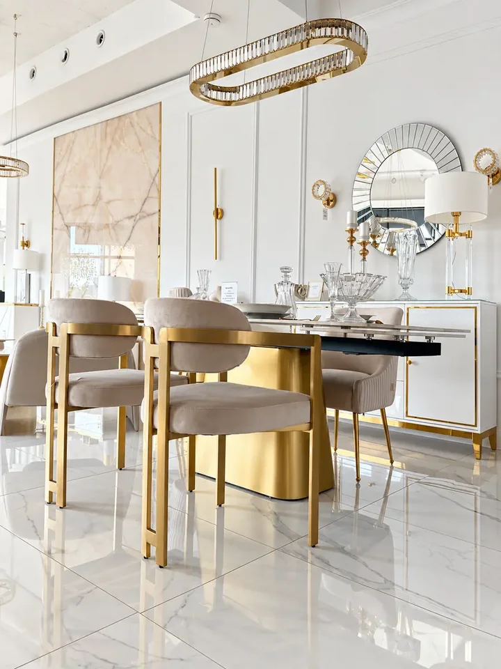 Designerskie Krzesło Romeo – Styl Włoski zaaranżowane w eleganckim salonie. Detal wykończenia od Primavera Home.