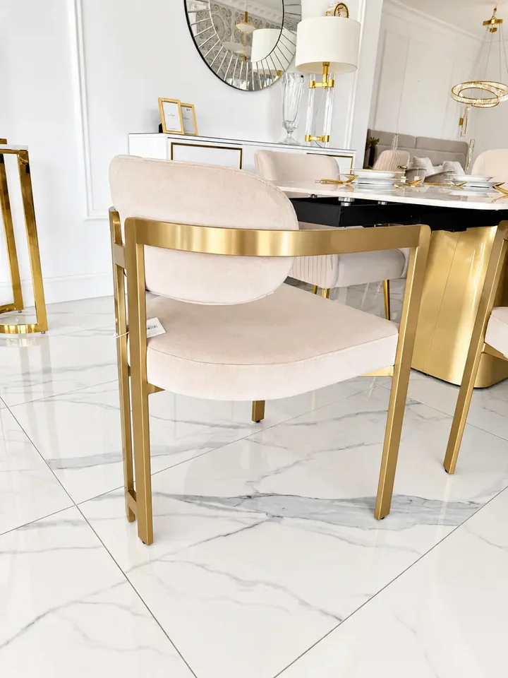 Designerskie Krzesło Romeo – Styl Włoski w jasnym wnętrzu, harmonijnie komponującym się z innymi elementami. Ekspozycja w salonie od Primavera Home.