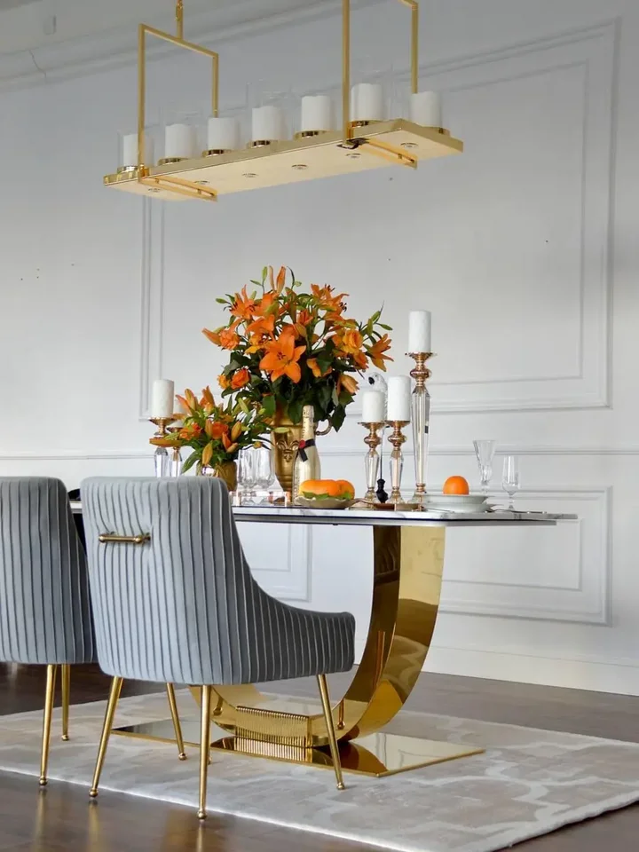 Detal materiału designerskiego krzesła tapicerowanego, z kołatką, z wysokiej jakości tkaniny plamoodpornej od Primavera Home.