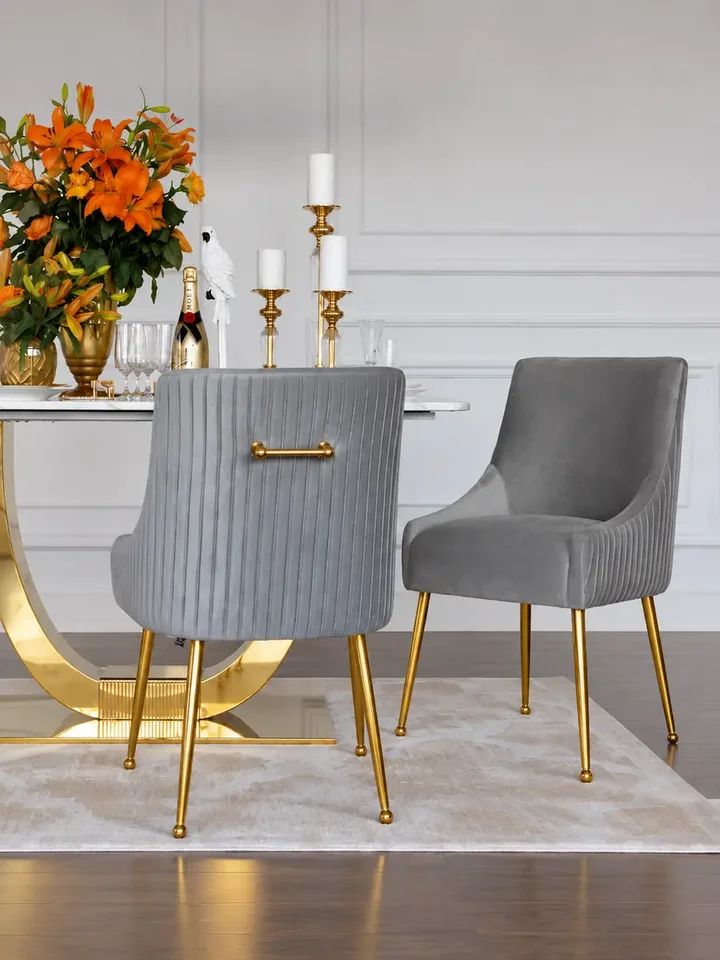 Designerskie krzesło tapicerowane, z kołatką, w aranżacji nowoczesnego wnętrza salonu od Primavera Home.