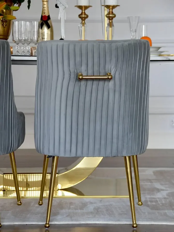 Ekspozycja designerskiego krzesła tapicerowanego, z kołatką, w showroomie Primavera Home, idealnego do nowoczesnych wnętrz.