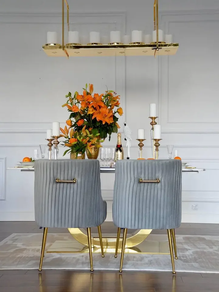 Widok z góry na designerskie krzesło tapicerowane, z kołatką, o wyjątkowym designie od Primavera Home.