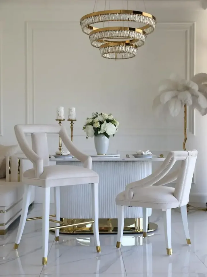 Widok na detale krzesła PALACE Glamour, ukazujące jego unikalny styl. Aranżacja nowoczesnego wnętrza od Primavera Home.