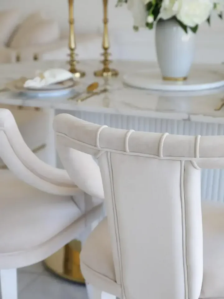 Perspektywa krzesła PALACE Glamour z boku, który podkreśla jego design. Meble na zamówienie od Primavera Home.