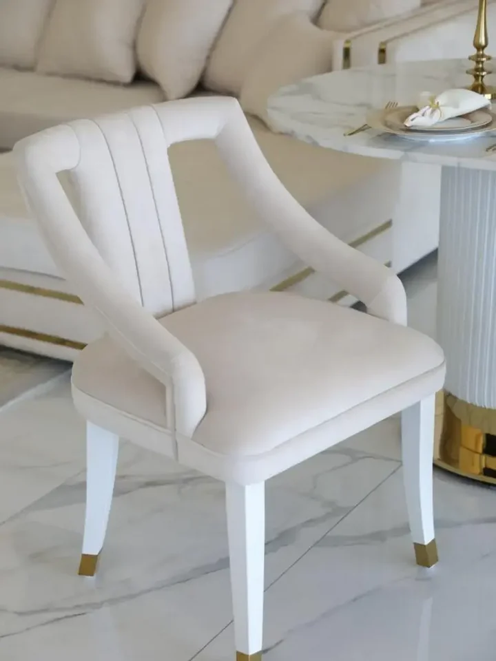 Ujęcie krzesła PALACE Glamour z widokiem na nogi, stabilność i elegancja. Detal wykończenia od Primavera Home.